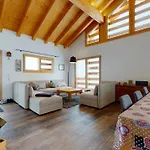 Modern Surrounded By Nature In Шале *