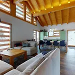 Шале Modern Surrounded By Nature In